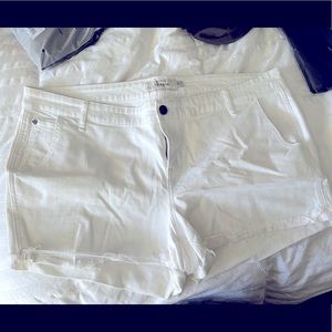 White midrise short